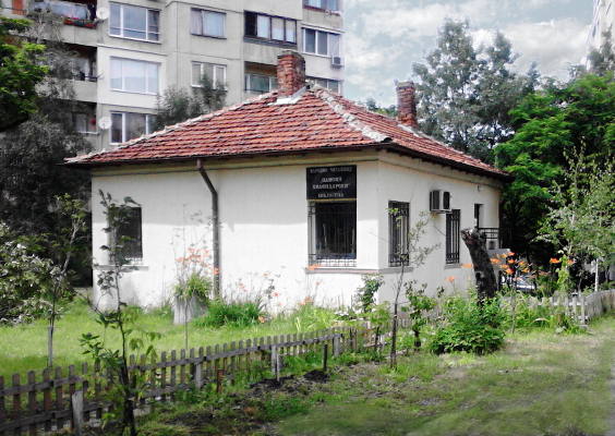 Снимка на читалищната сграда.